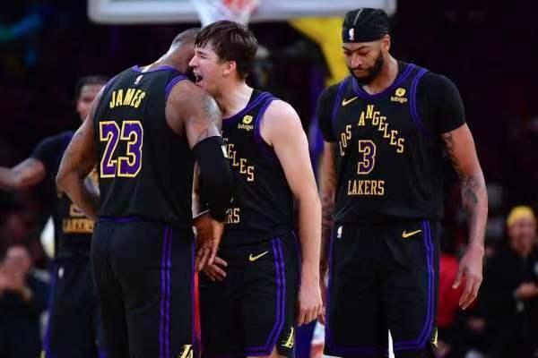 Charmen ved basketball, sejr og kontrovers under Lakers-trøjen